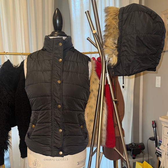 Love Tree Jackets & Blazers - Love Tree Women’s Black Quilted Puffy Vest Removable Faux Fur Trim Hood Medium